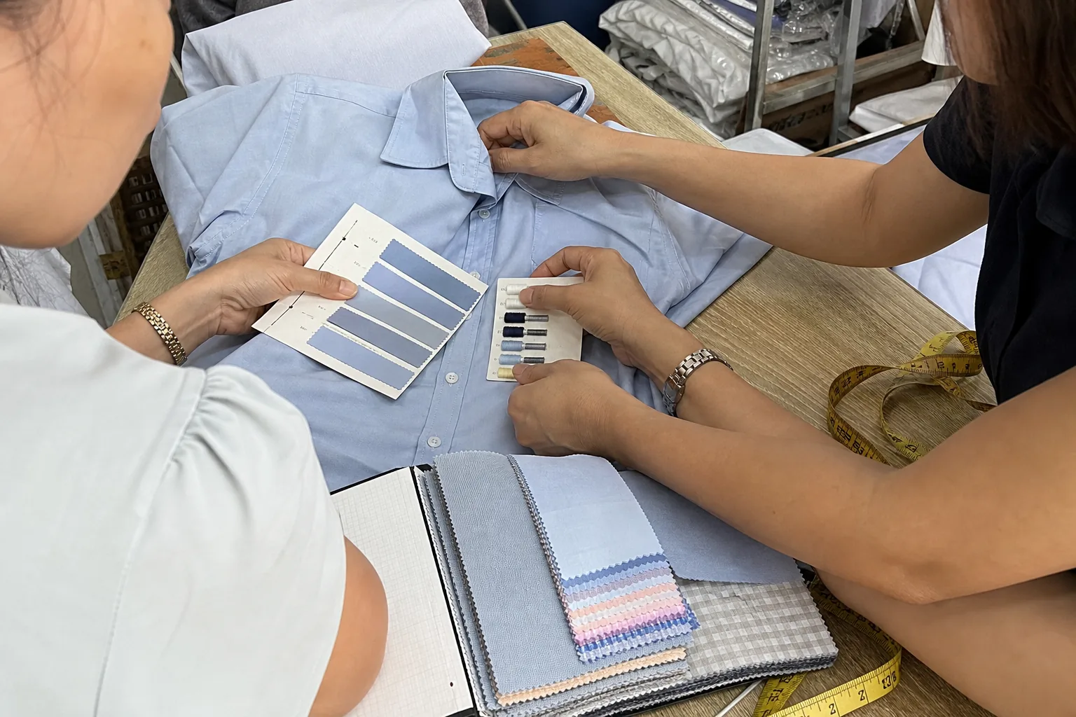 Đối chiếu áo cũ với mẫu vải và màu chỉ của đơn đồng phục trước