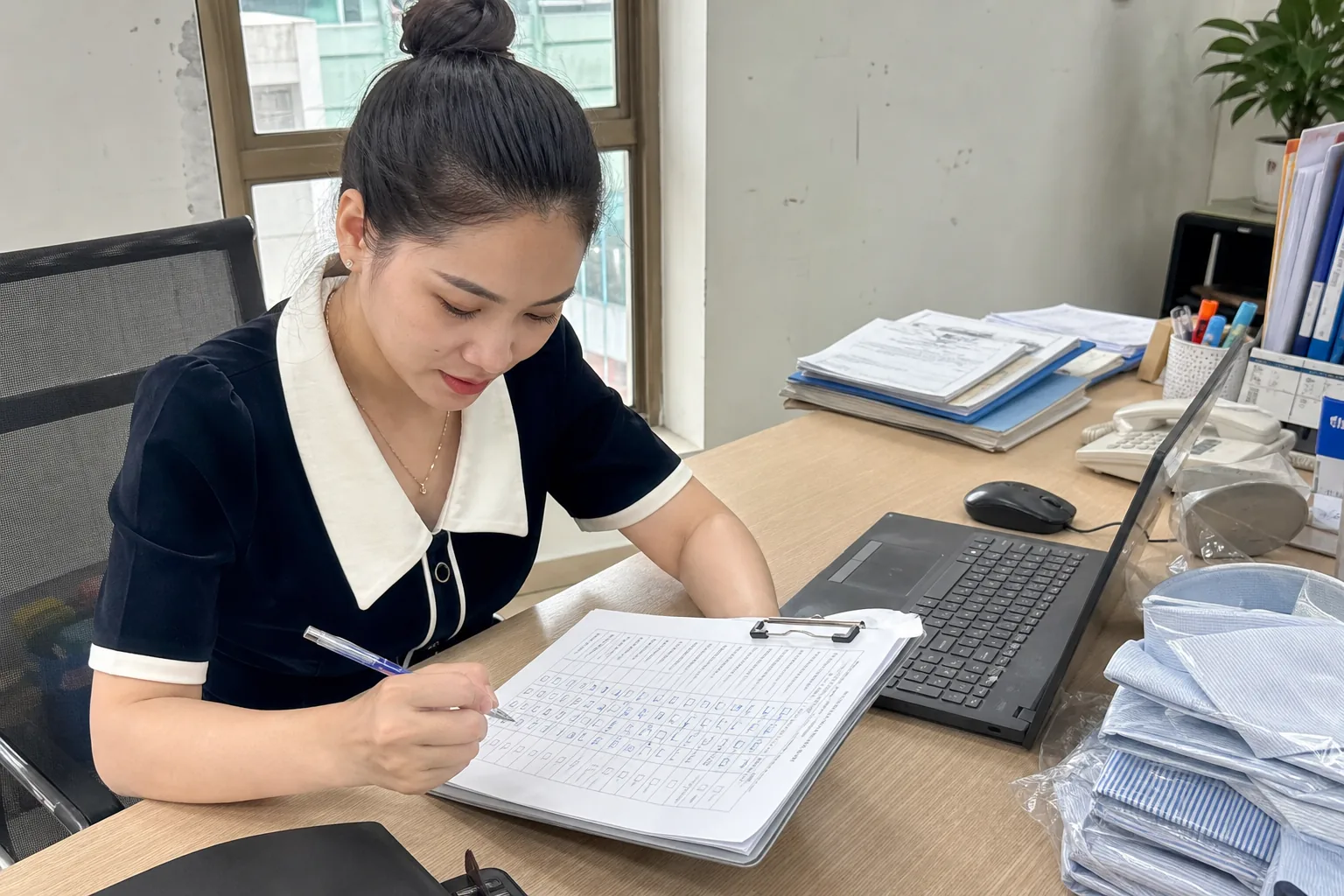 HR kiểm tra danh sách nhân viên mới trước khi đặt thêm đồng phục