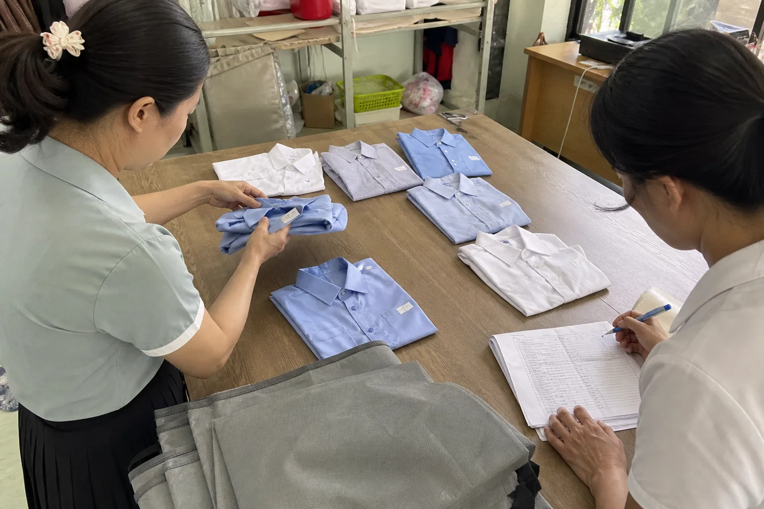 Kiểm tra size và số lượng để tính chi phí đặt thêm đồng phục