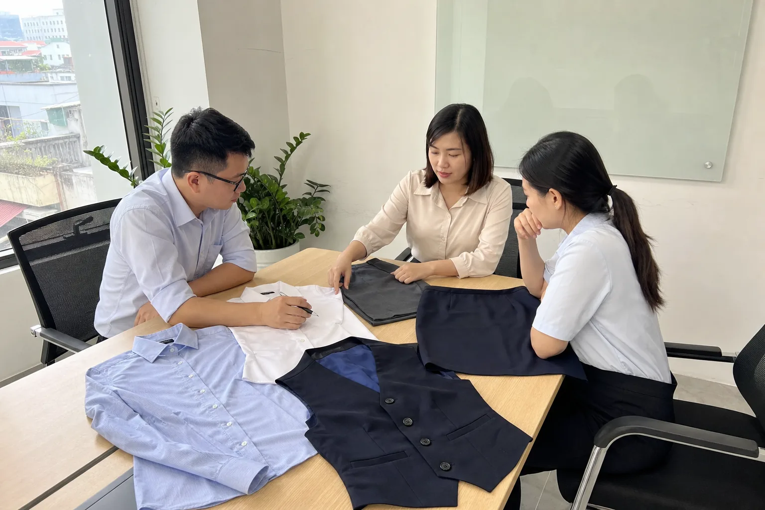 Nhóm nhân sự chọn số áo quần váy và vest trong bộ đồng phục